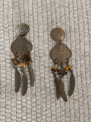 Brincos estilo boho em metal forma de penas e pedr