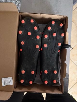 Scarpe da calcio Puma nere e arancioni