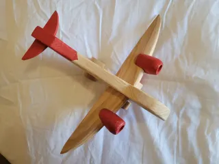 Avión de madera hecho a mano