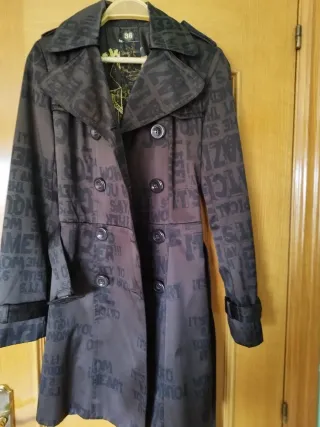 Gabardina Desigual Talla S con estampado