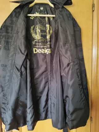 Gabardina Desigual Talla S con estampado
