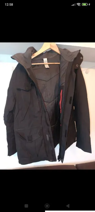 Cazadora negra con capucha