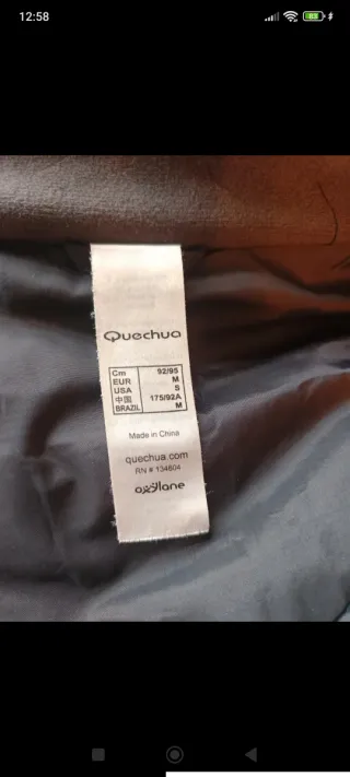 Cazadora negra con capucha