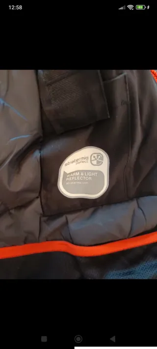 Cazadora negra con capucha