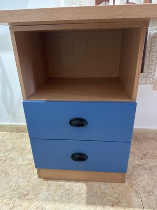 Escritorio madera y cajones azules