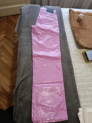 Pantalón rosa efecto charol acampanado