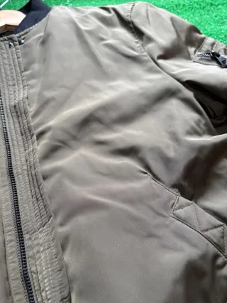 Chaqueta Pull&Bear verde militar y amarilla Talla