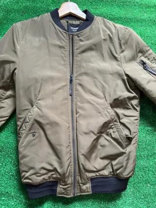 Chaqueta Pull&Bear verde militar y amarilla Talla