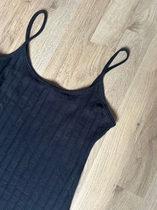 Vestido mini negro con aberturas