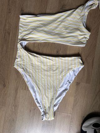 Bañador una pieza rayas amarillas