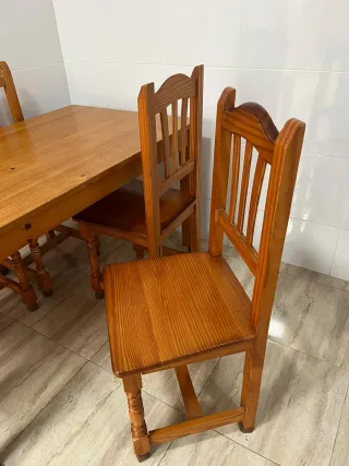 Mesa de madera con 5 sillas