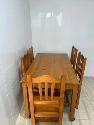 Mesa de madera con 5 sillas