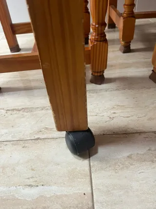 Mesa de madera con 5 sillas