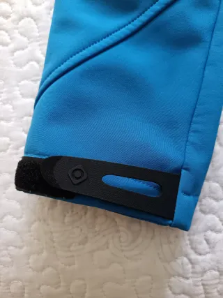 Cortavientos Izas azul montaña