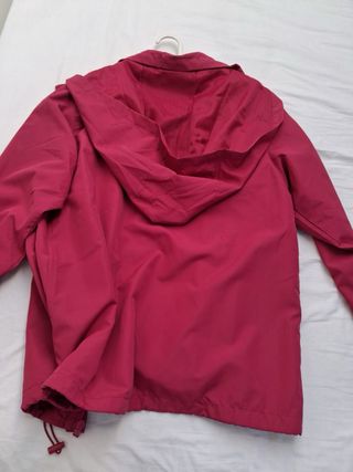 Cortavientos con capucha fucsia