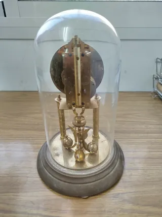 Reloj de sobremesa antiguo con llave