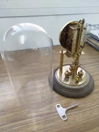 Reloj de sobremesa antiguo con llave