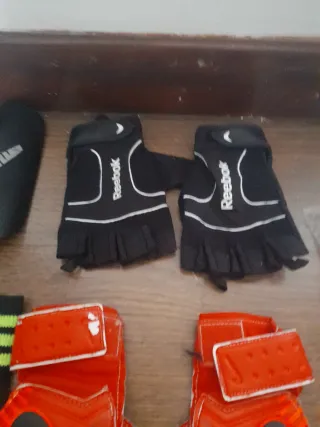 Accesorios fútbol niño: espinilleras, guantes, cal