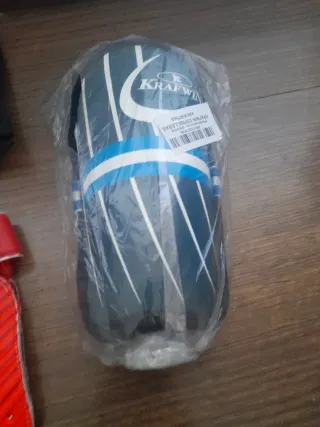 Accesorios fútbol niño: espinilleras, guantes, cal