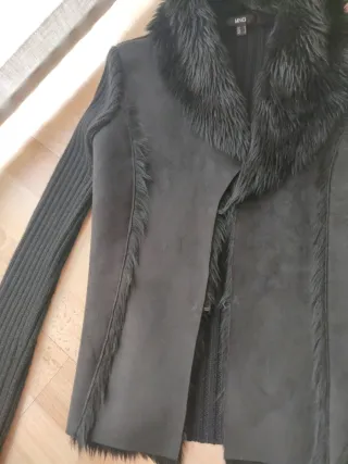 Chaqueta Mango Negra con Pelo Sintético