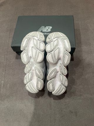 New Balance 2000 Plata y Blanco