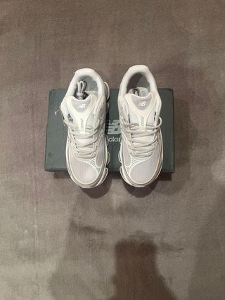 New Balance 2000 Plata y Blanco