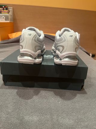 New Balance 2000 Plata y Blanco