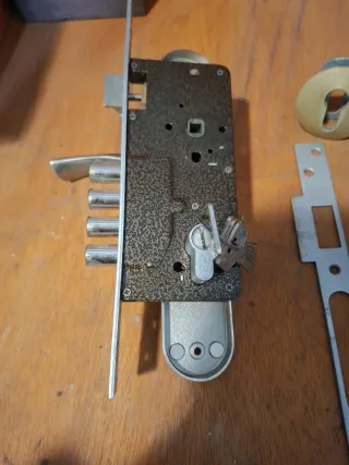 Juego de cerradura y bisagras