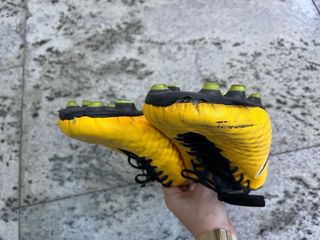 Botas de fútbol Nike Magista amarillos y negros
