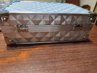 Maletín de maquillaje plateado.
