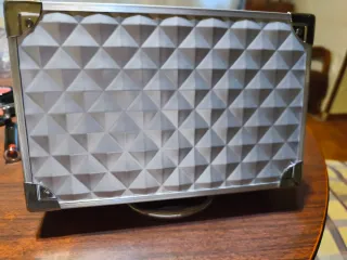 Maletín de maquillaje plateado.