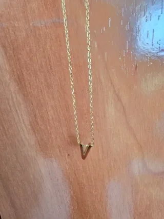Collar mujer con colgante V