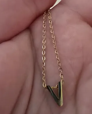 Collar mujer con colgante V