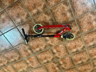 Patinete plegable rojo para niño