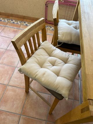 Mesa alta de madera con 4 taburetes