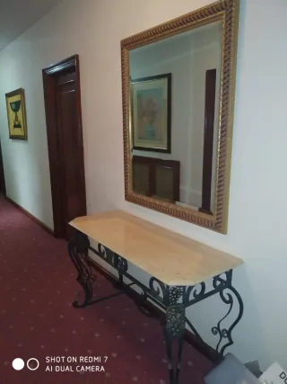 Mesa consola de metal y mármol.