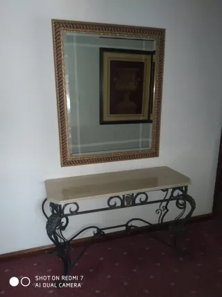 Mesa consola de metal y mármol.