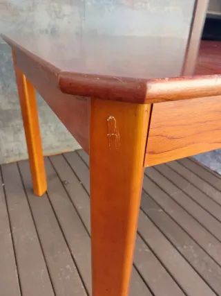 Mesa de madera cuadrada