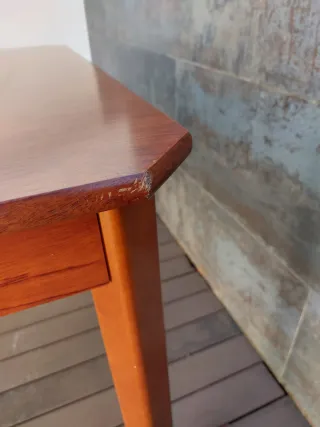 Mesa de madera cuadrada