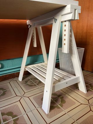 Caballetes Ikea blancos y tabla escritorio.