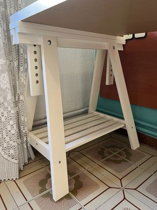 Caballetes Ikea blancos y tabla escritorio.