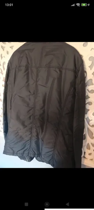 Cazadora negra con cremalleras