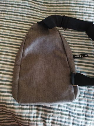 Mochila bandolera gris