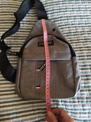 Mochila bandolera gris