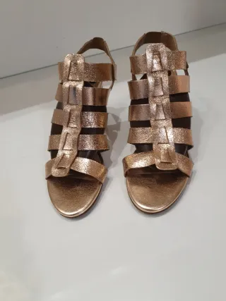 Sandalias doradas de tiras