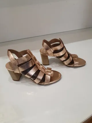 Sandalias doradas de tiras