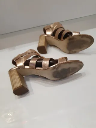 Sandalias doradas de tiras