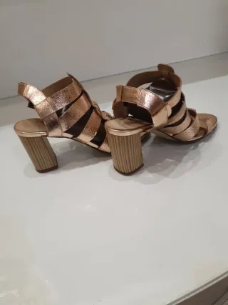 Sandalias doradas de tiras