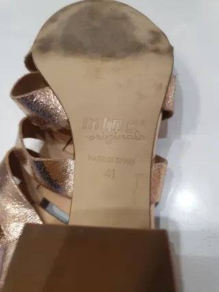 Sandalias doradas de tiras