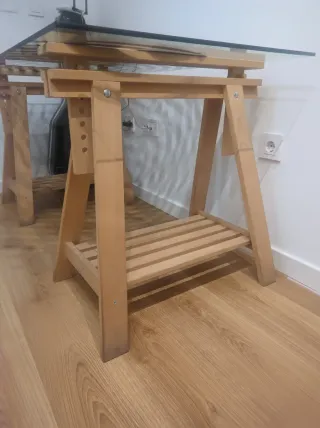 Mesa cristal con patas caballete